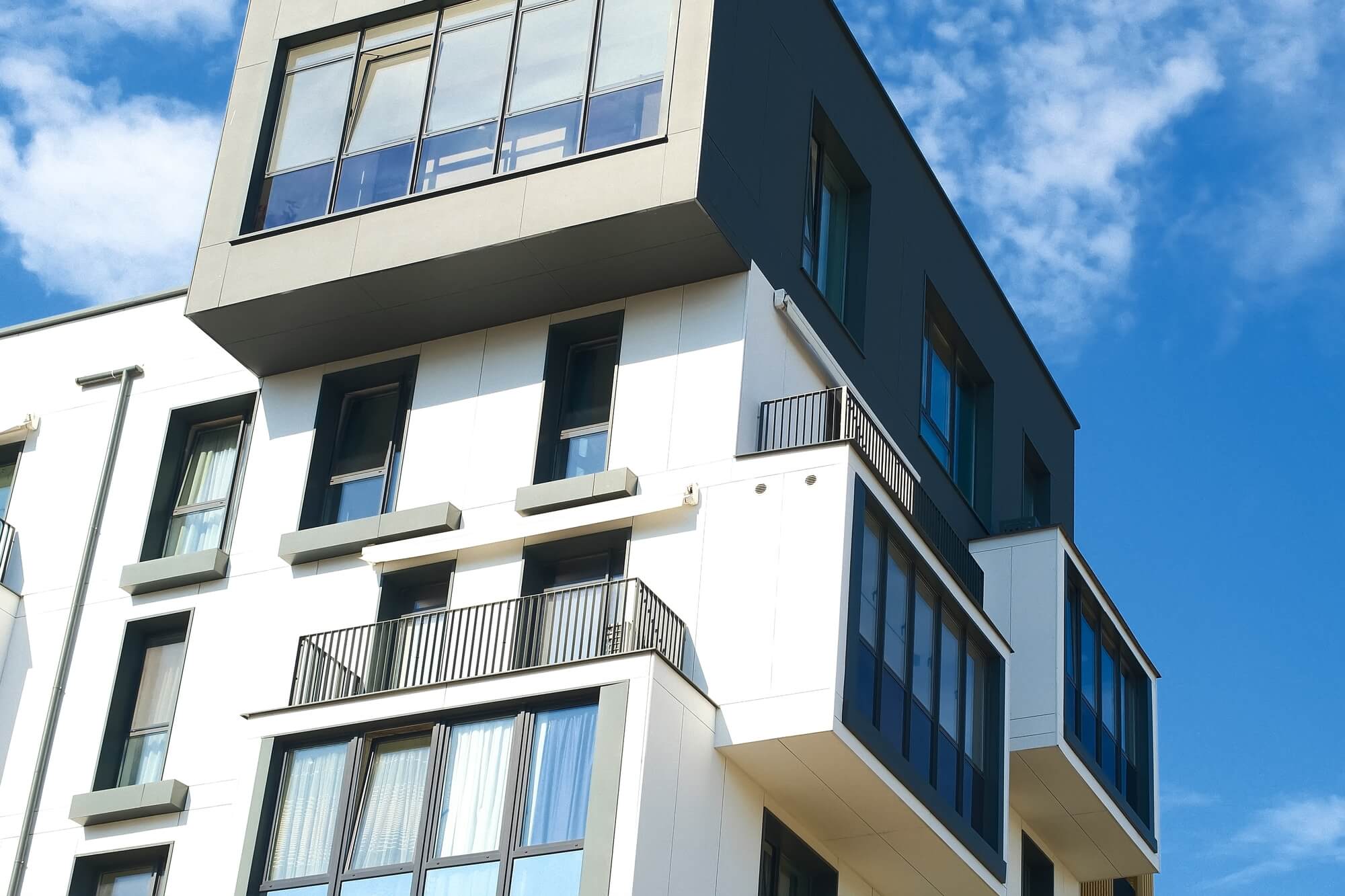 inwestycja deweloperska z dużymi oknami