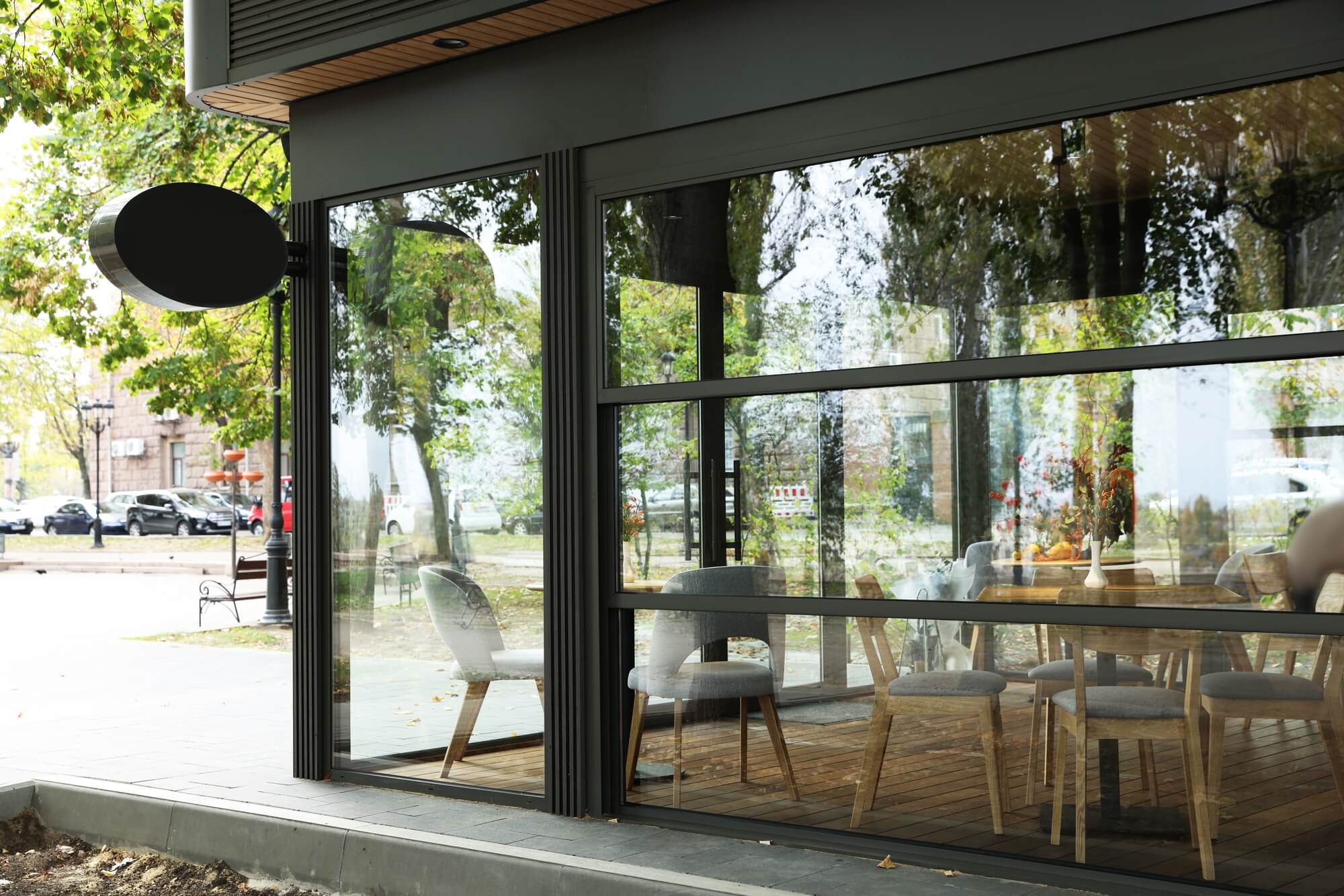 duże okna restauracji