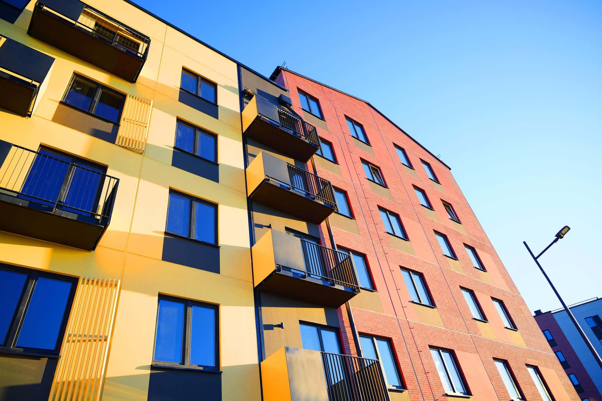 Okna w budynku użyteczności publicznej