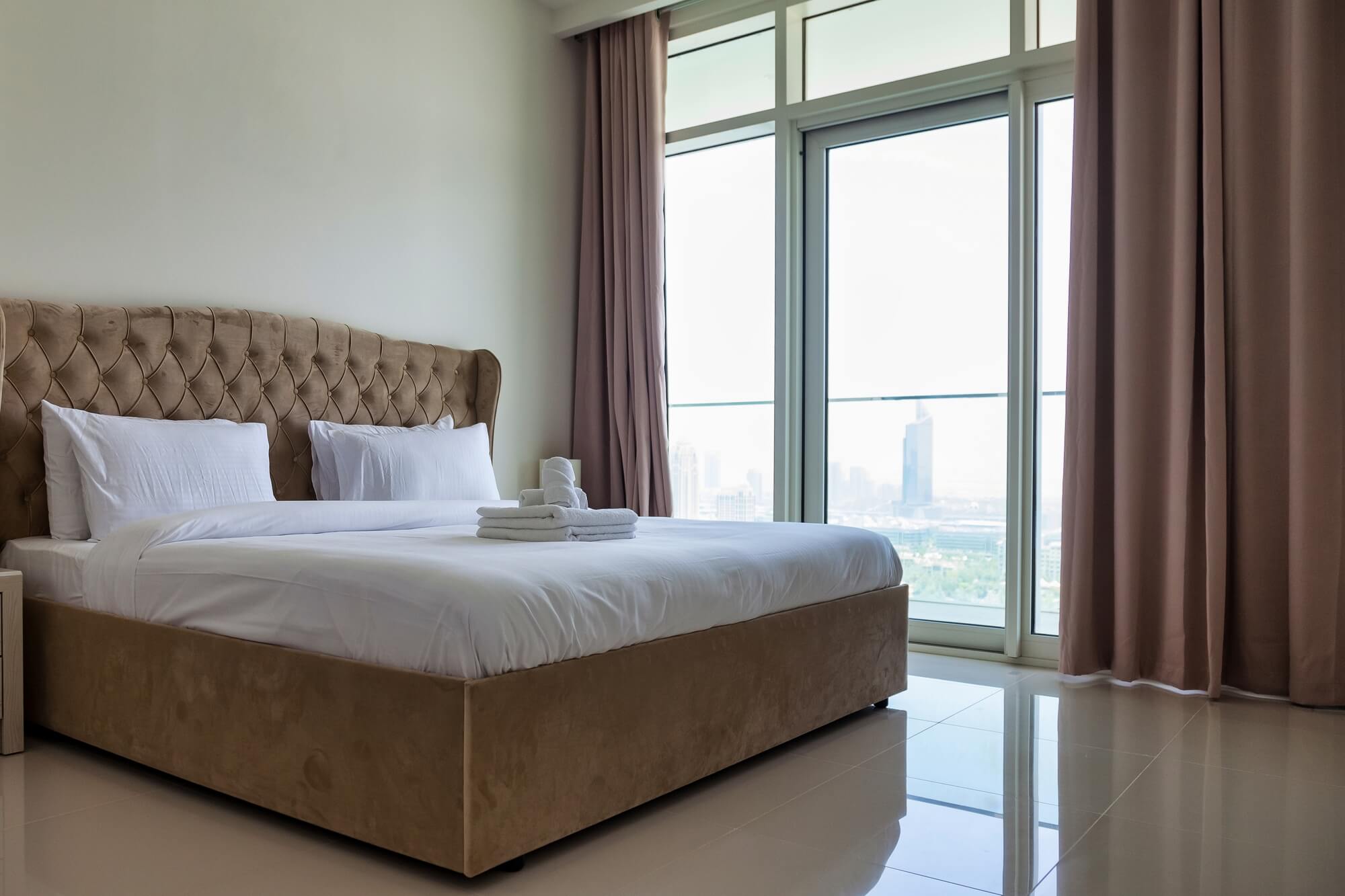 Wnętrze pokoju hotelowego z dużymi oknami