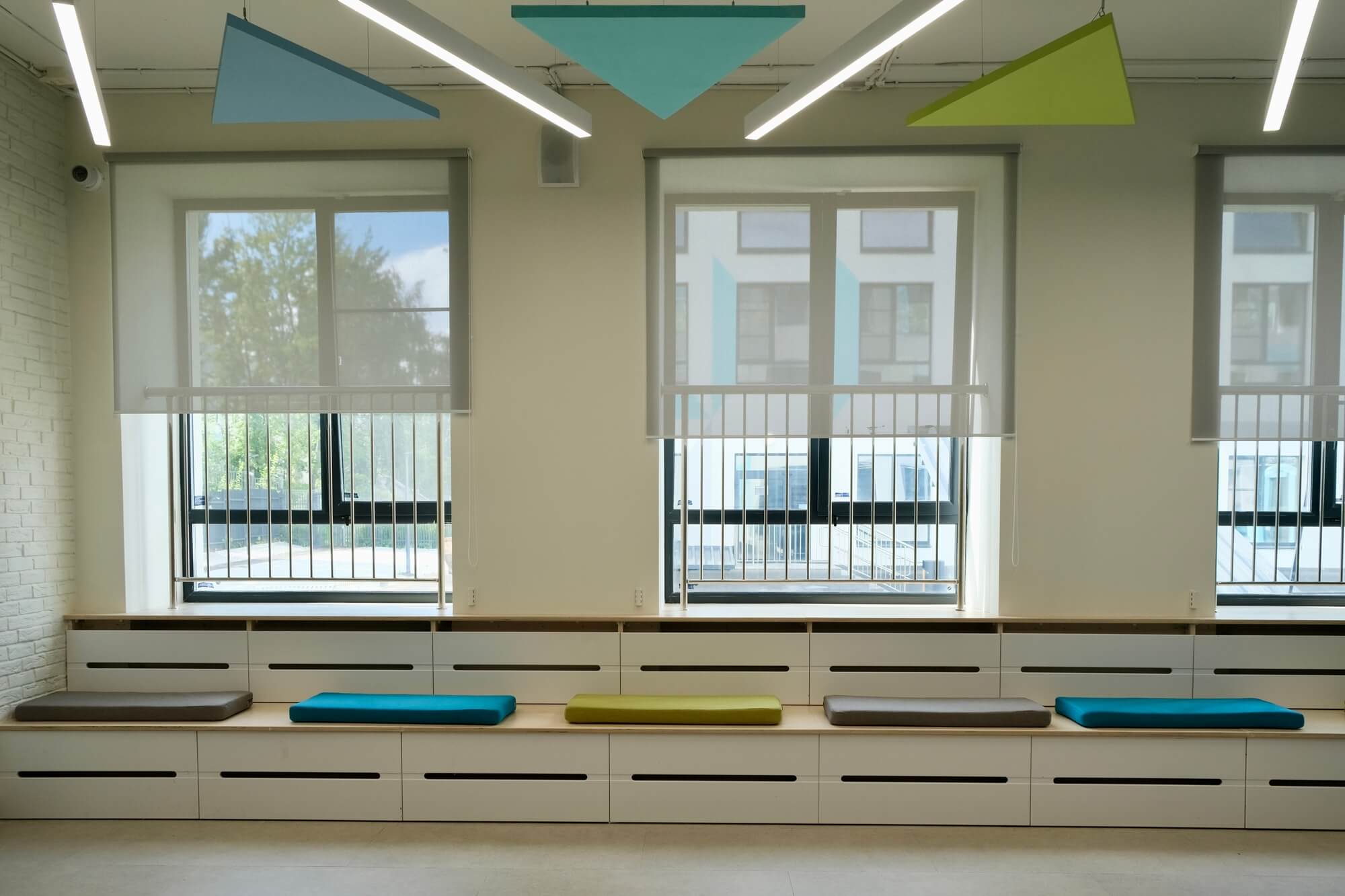 Sala szkolna z oknami